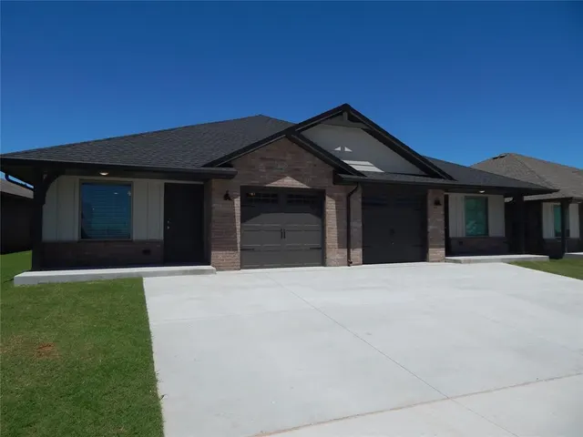 Photo 2 — 425 Summit Ridge Drive, Oklahoma City, OK 73114