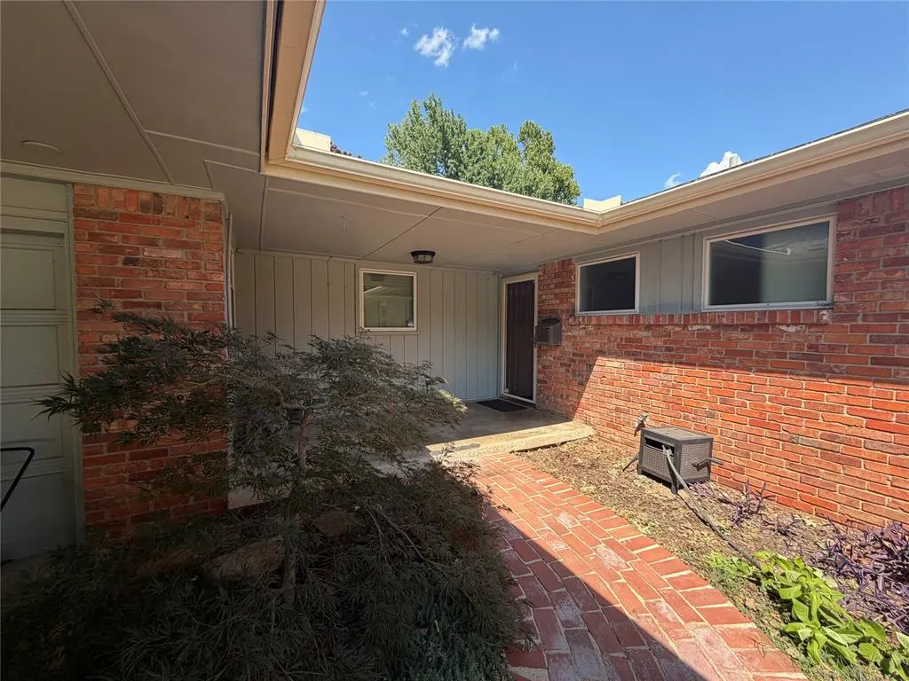 Photo 2 — 2517 Chateau Drive, Norman, OK 73069