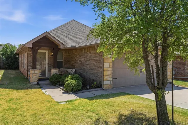 Photo 2 — 2404 Golden Lane, Edmond, OK 73012