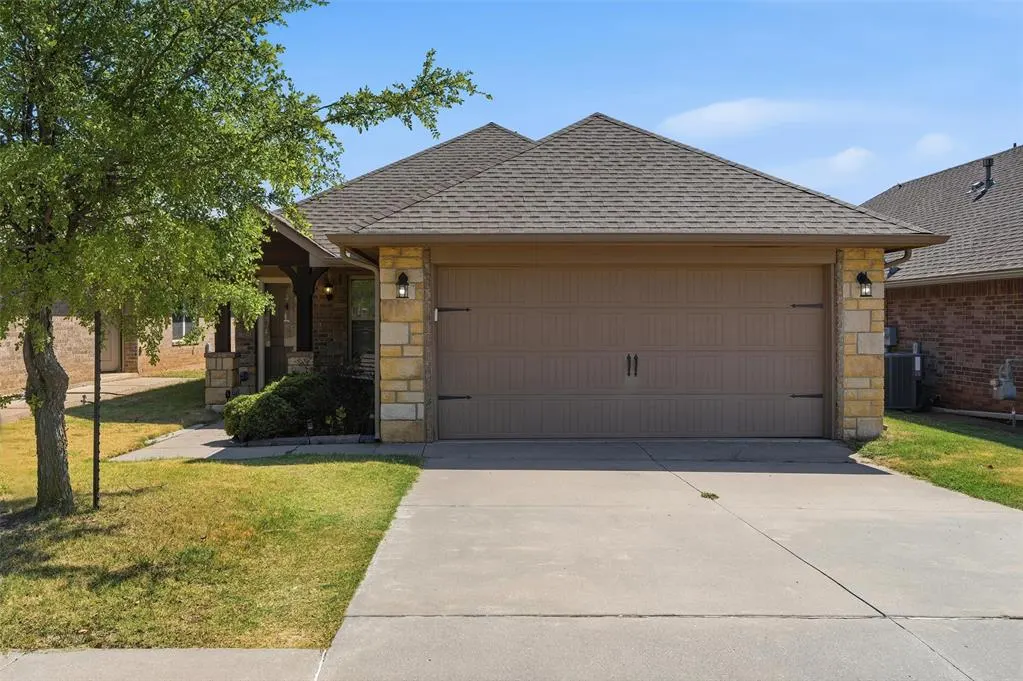 Photo 4 — 2404 Golden Lane, Edmond, OK 73012