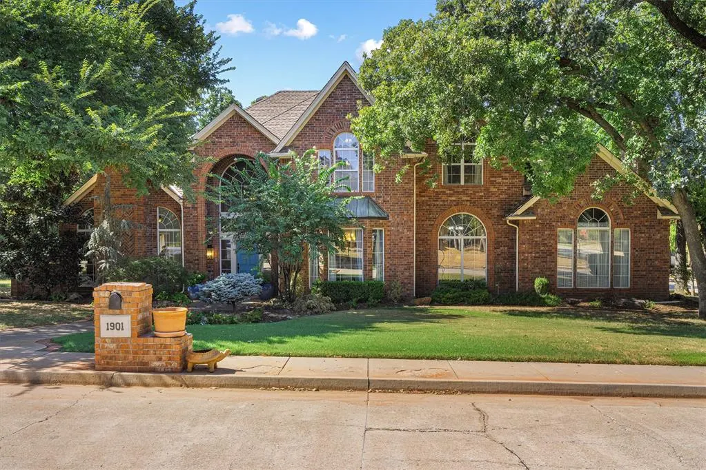 Photo 2 — 1901 Mission Hills Circle, Edmond, OK 73025
