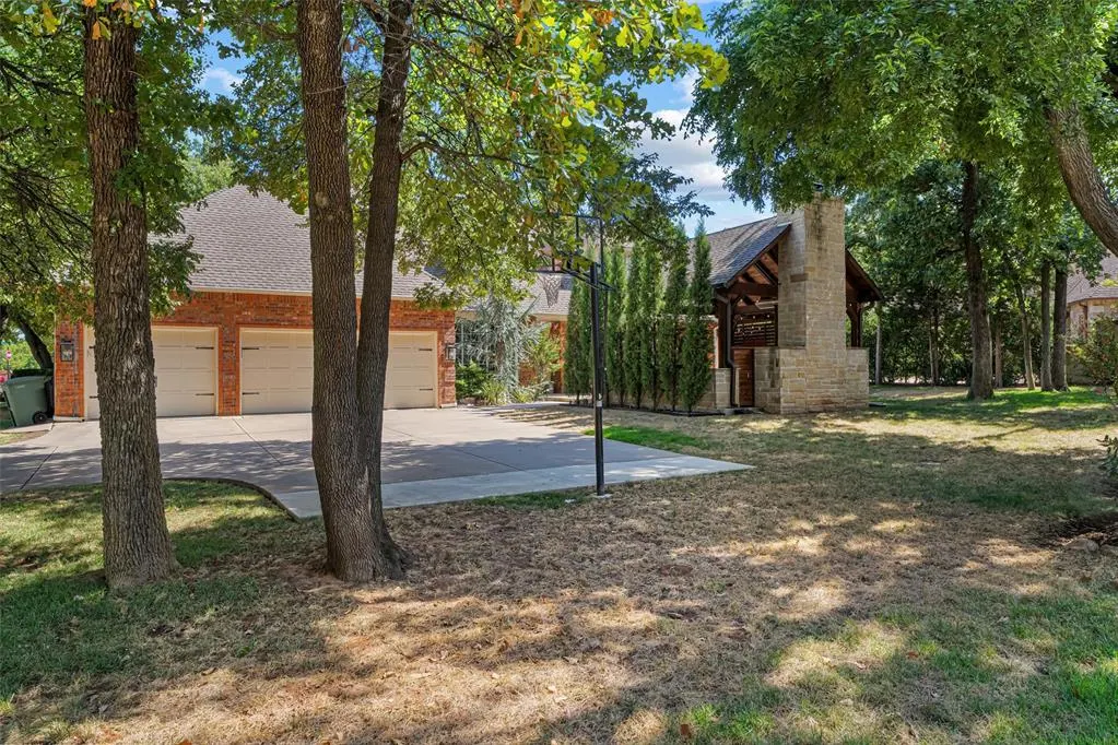Photo 7 — 1901 Mission Hills Circle, Edmond, OK 73025