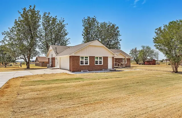 Photo 2 — 504 E 2nd Street, Calumet, OK 73014