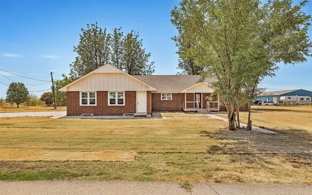 Photo 4 — 504 E 2nd Street, Calumet, OK 73014