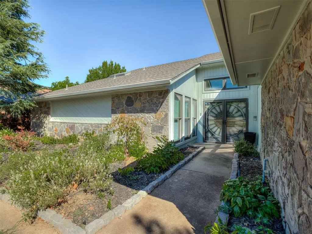Photo 2 — 10604 Admiral Drive, Oklahoma City, OK 73162