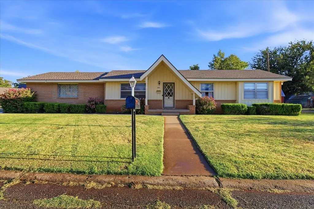 Front exterior — 813 Standifer Road, Elk City, OK 73644