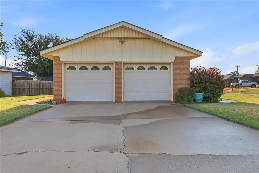 Photo 3 — 813 Standifer Road, Elk City, OK 73644