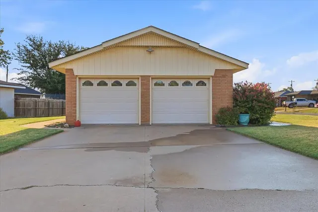 Photo 3 — 813 Standifer Road, Elk City, OK 73644