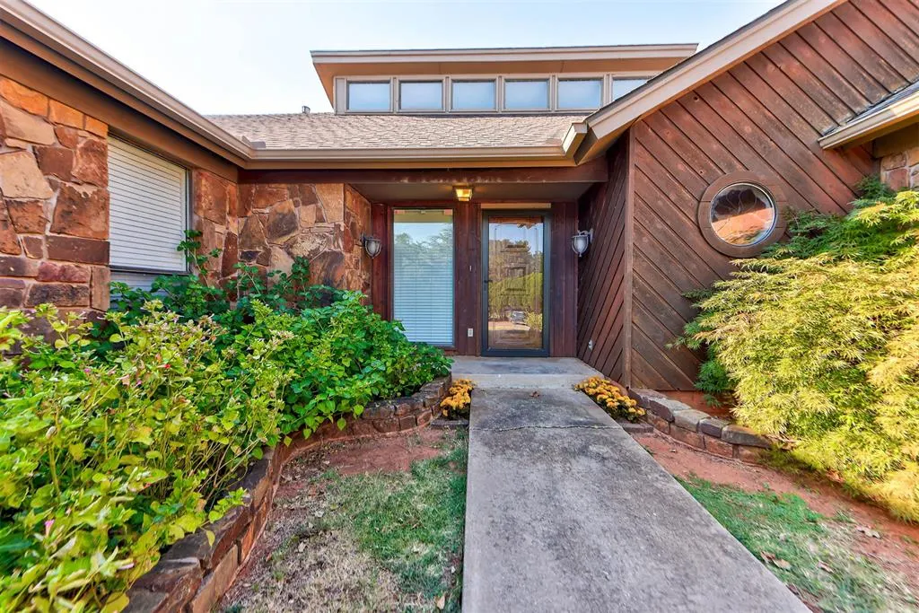 Photo 3 — 6004 Covington Lane, Warr Acres, OK 73132