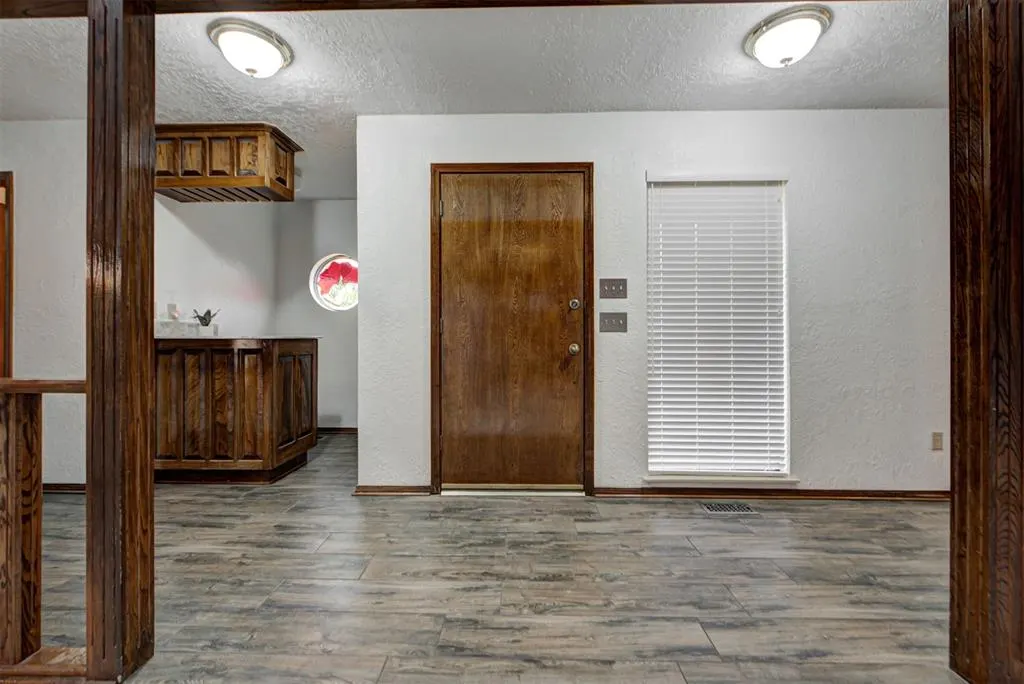 Photo 4 — 6004 Covington Lane, Warr Acres, OK 73132