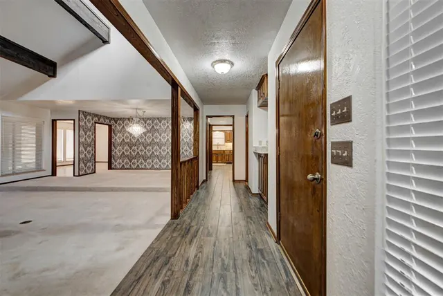 Photo 5 — 6004 Covington Lane, Warr Acres, OK 73132