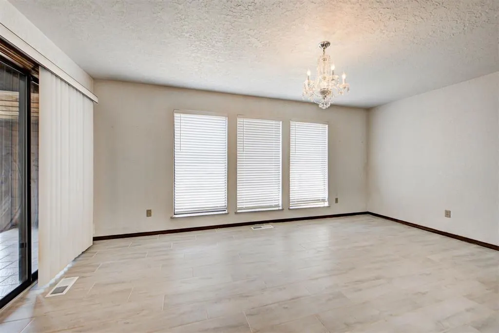 Photo 14 — 6004 Covington Lane, Warr Acres, OK 73132