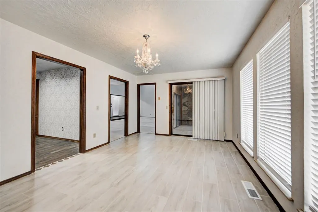 Photo 15 — 6004 Covington Lane, Warr Acres, OK 73132