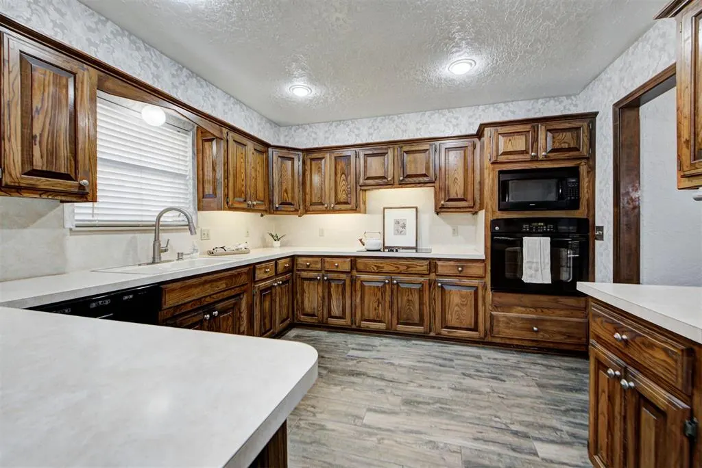 Photo 18 — 6004 Covington Lane, Warr Acres, OK 73132