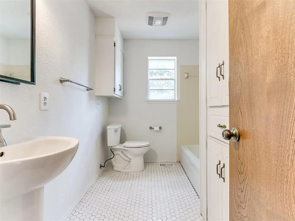Photo 16 — 6313 N Sunnybridge Court, Oklahoma City, OK 73132