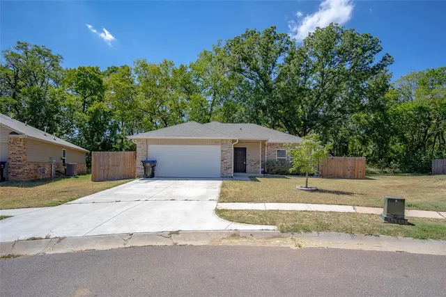 Photo 2 — 822 Highgarden Circle, Noble, OK 73068