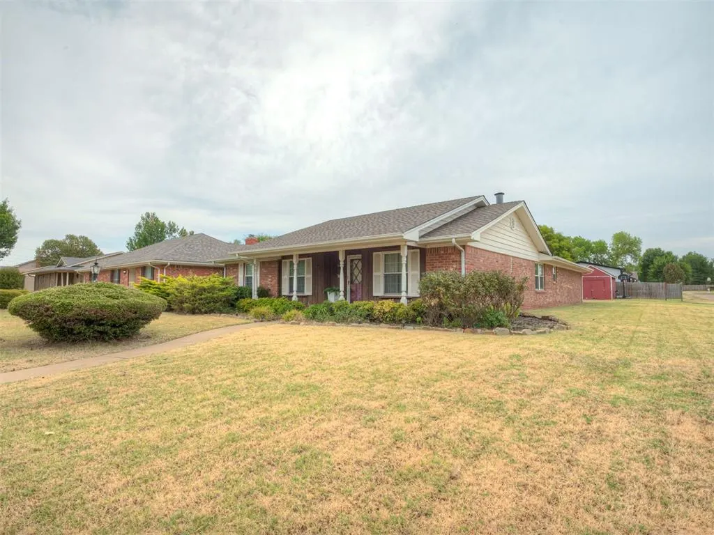 Photo 2 — 125 Farris Place, Chickasha, OK 73018