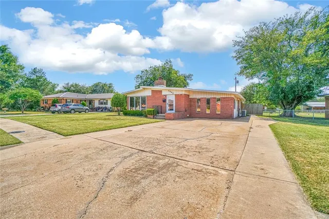 Photo 2 — 1909 N Flamingo Lane, Altus, OK 73521