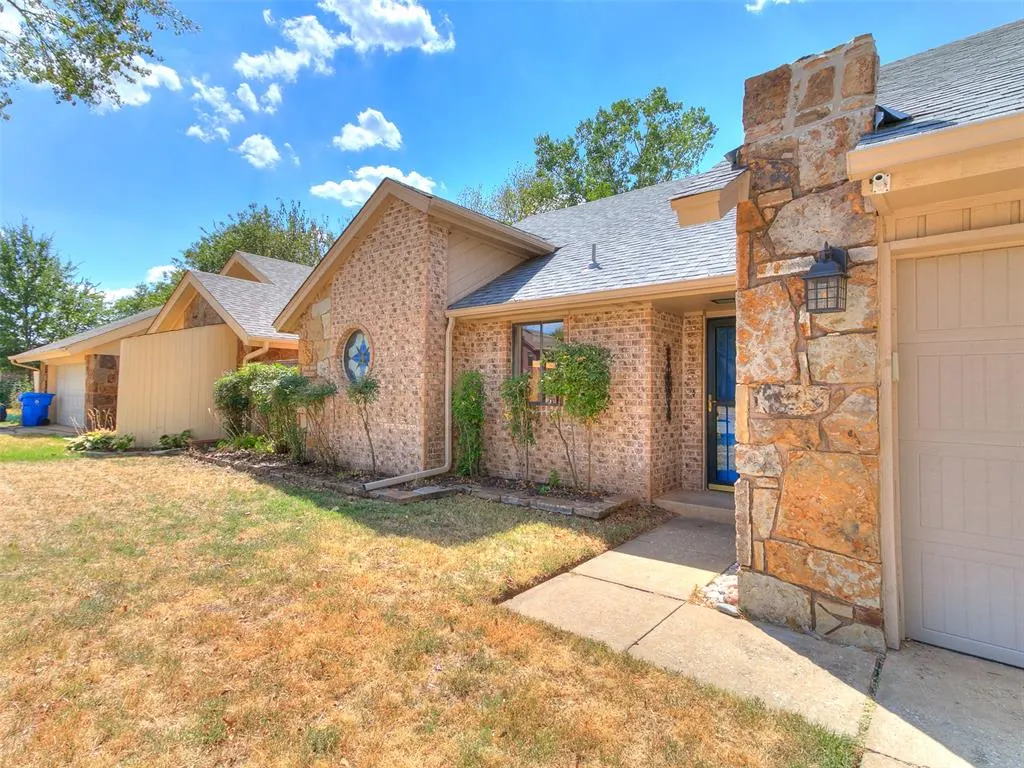 Photo 2 — 260 N Creekdale Drive, Norman, OK 73072