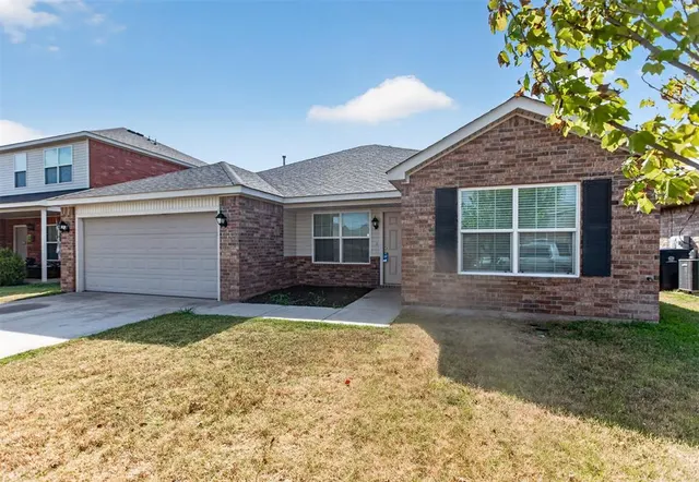 Photo 2 — 7213 E Prairie Twyne Drive, Yukon, OK 73099