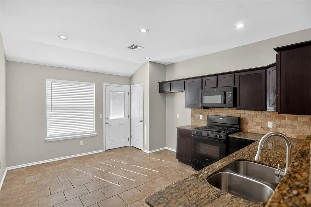 Photo 8 — 7213 E Prairie Twyne Drive, Yukon, OK 73099