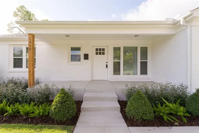 Photo 3 — 1518 Carlisle Court, Oklahoma City, OK 73120
