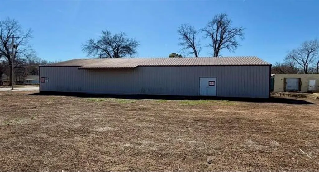 Front exterior — 833 E Main Street, Shawnee, OK 74801