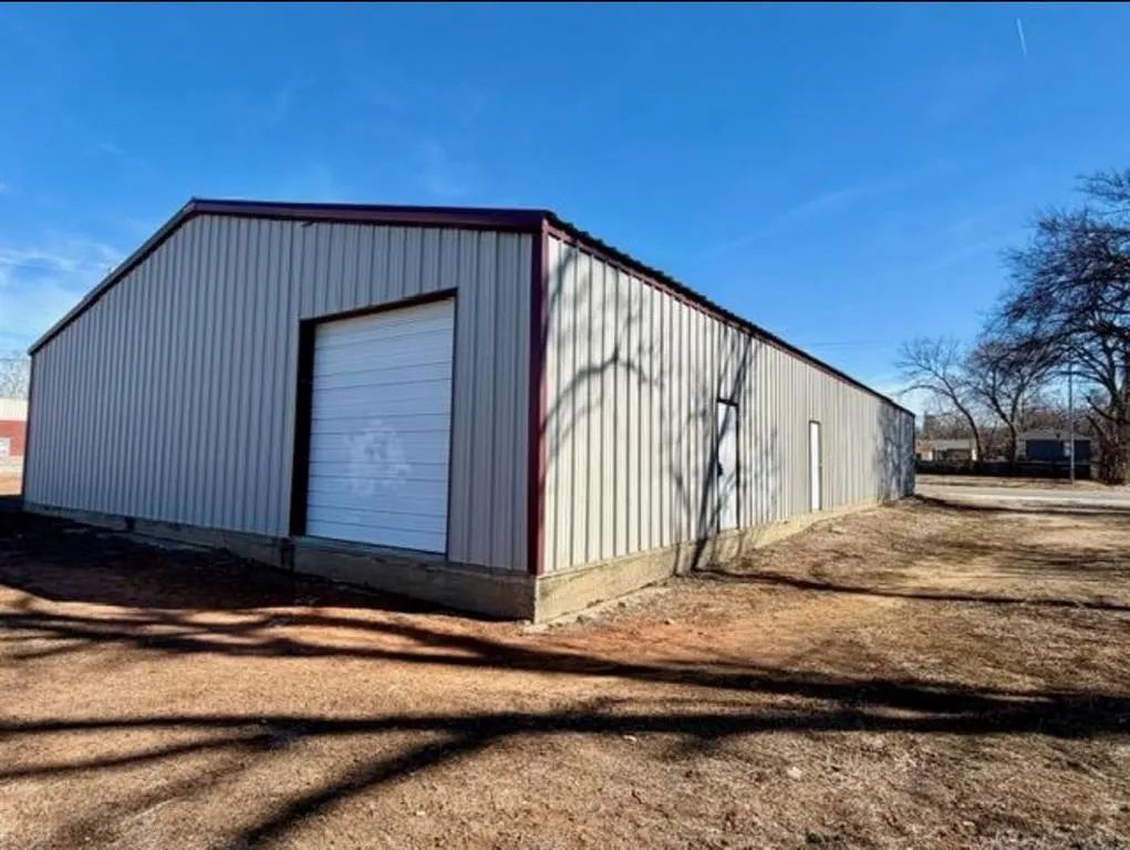 Photo 2 — 833 E Main Street, Shawnee, OK 74801