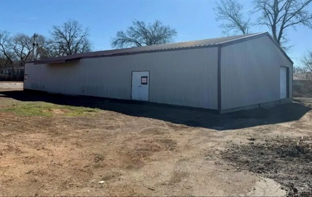 Photo 3 — 833 E Main Street, Shawnee, OK 74801