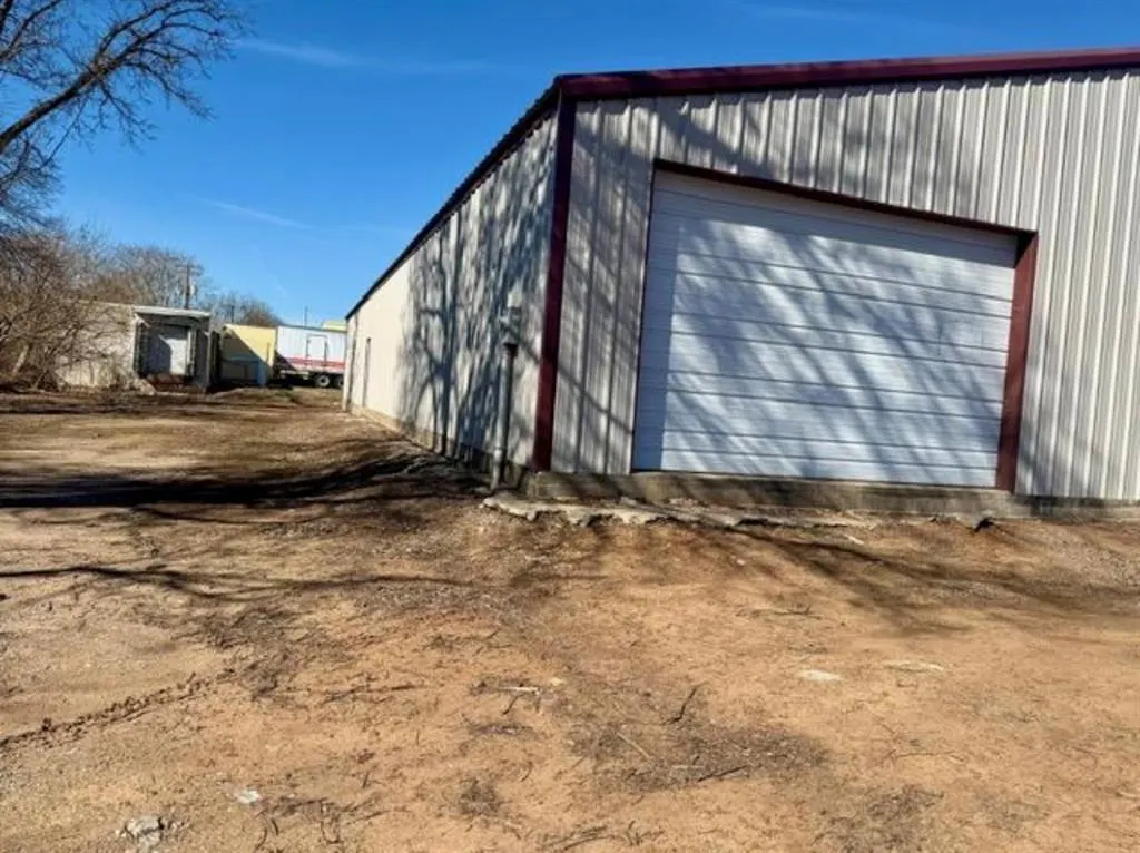 Photo 6 — 833 E Main Street, Shawnee, OK 74801