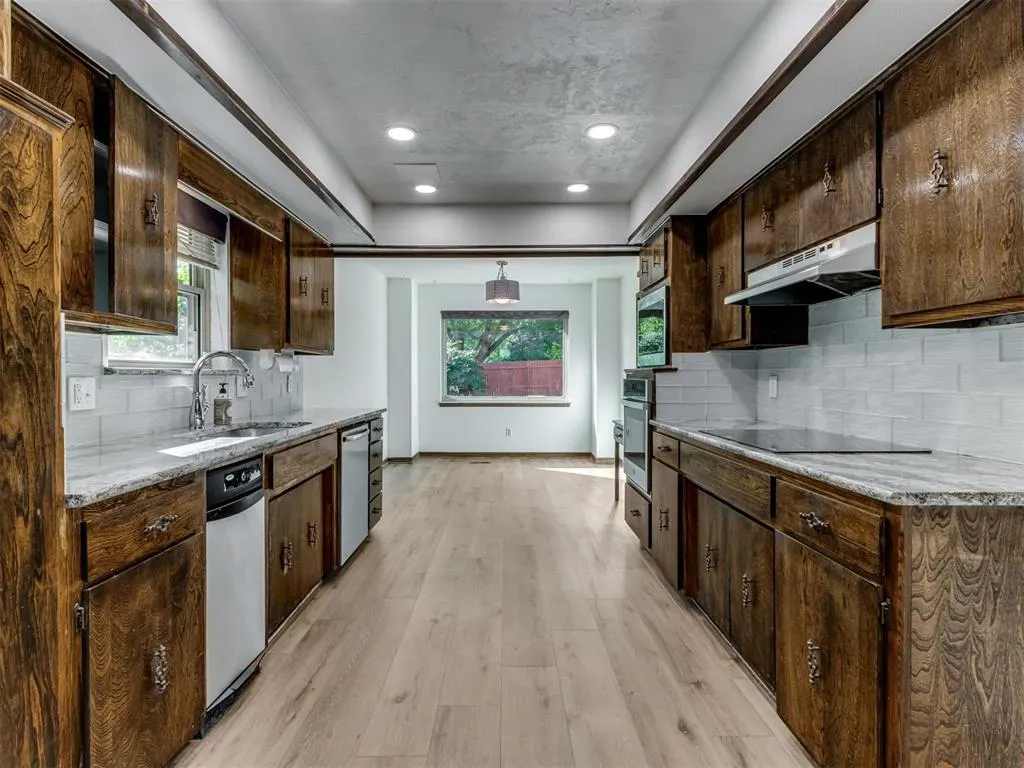 Photo 13 — 9220 Sutton Place, Oklahoma City, OK 73132