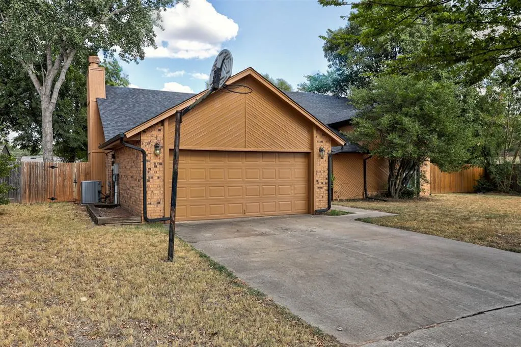 Photo 3 — 3300 N Meadowood Drive, Oklahoma City, OK 73110