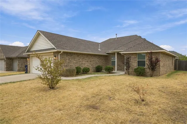 Photo 2 — 10612 Mountain Fork Drive, Yukon, OK 73099