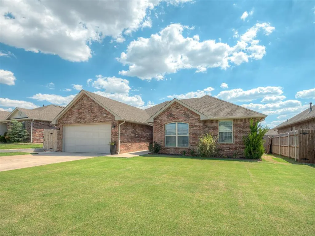 Photo 2 — 1915 Twisted Oak Court, Shawnee, OK 74804