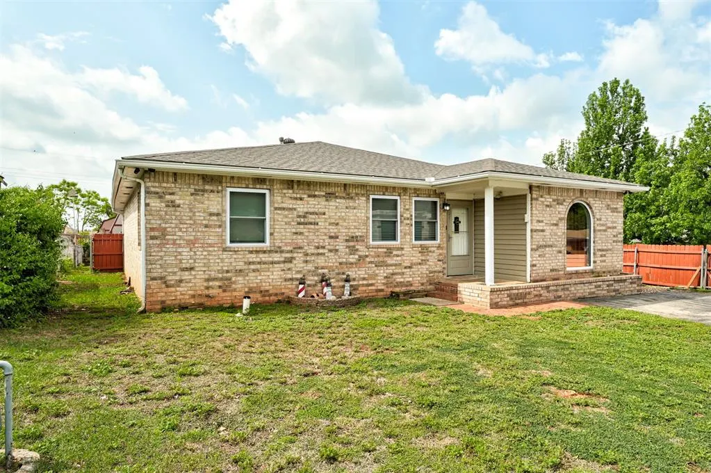 Front exterior — 1827 W Vilas Avenue, Guthrie, OK 73044