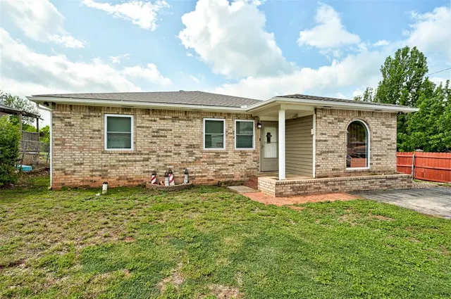 Photo 2 — 1827 W Vilas Avenue, Guthrie, OK 73044