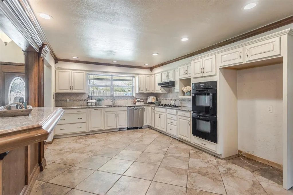 Photo 9 — 707 Cedar Springs Drive, Tuttle, OK 73089