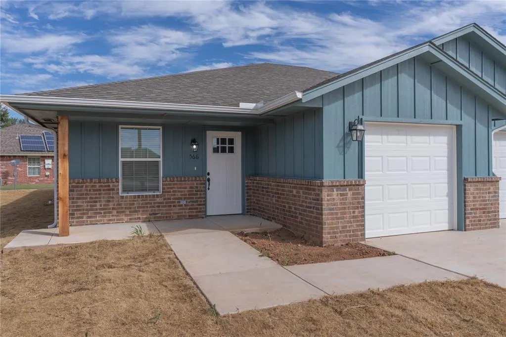 Front exterior — 566 Parkhill Circle, Newcastle, OK 73065