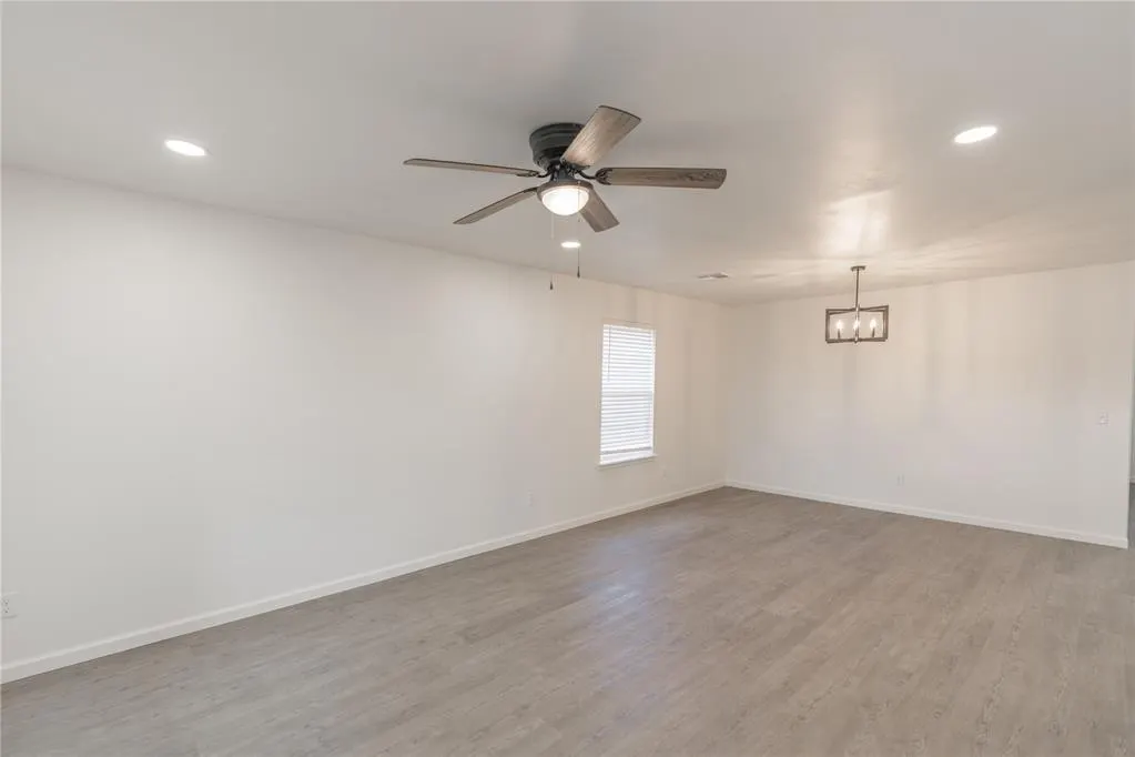 Photo 2 — 566 Parkhill Circle, Newcastle, OK 73065