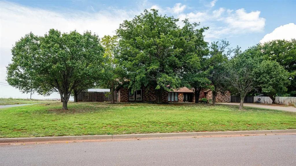 Front exterior — 321 Grissom Drive, Elk City, OK 73644