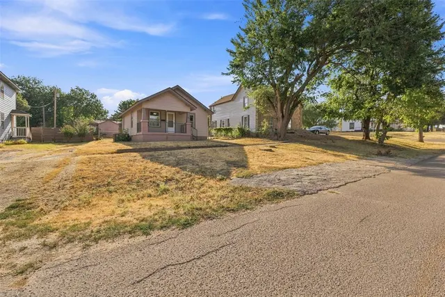 Photo 4 — 319 S 10th Street, Kingfisher, OK 73750