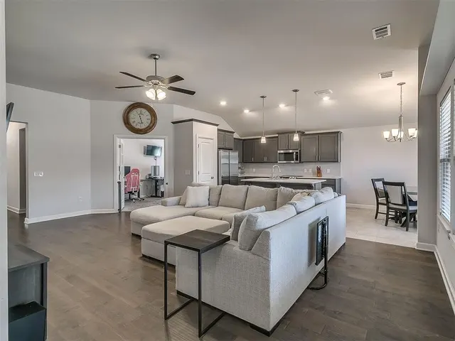 Photo 4 — 469 Nest Circle, Yukon, OK 73099