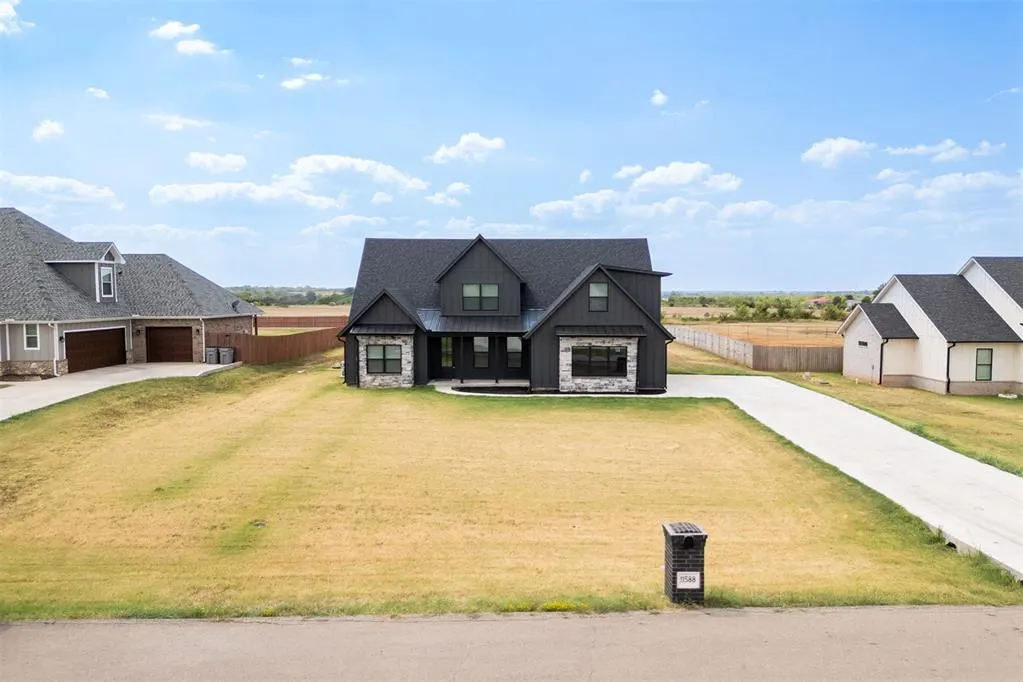 Front exterior — 11588 Carefree Ln Lane, Shawnee, OK 74804