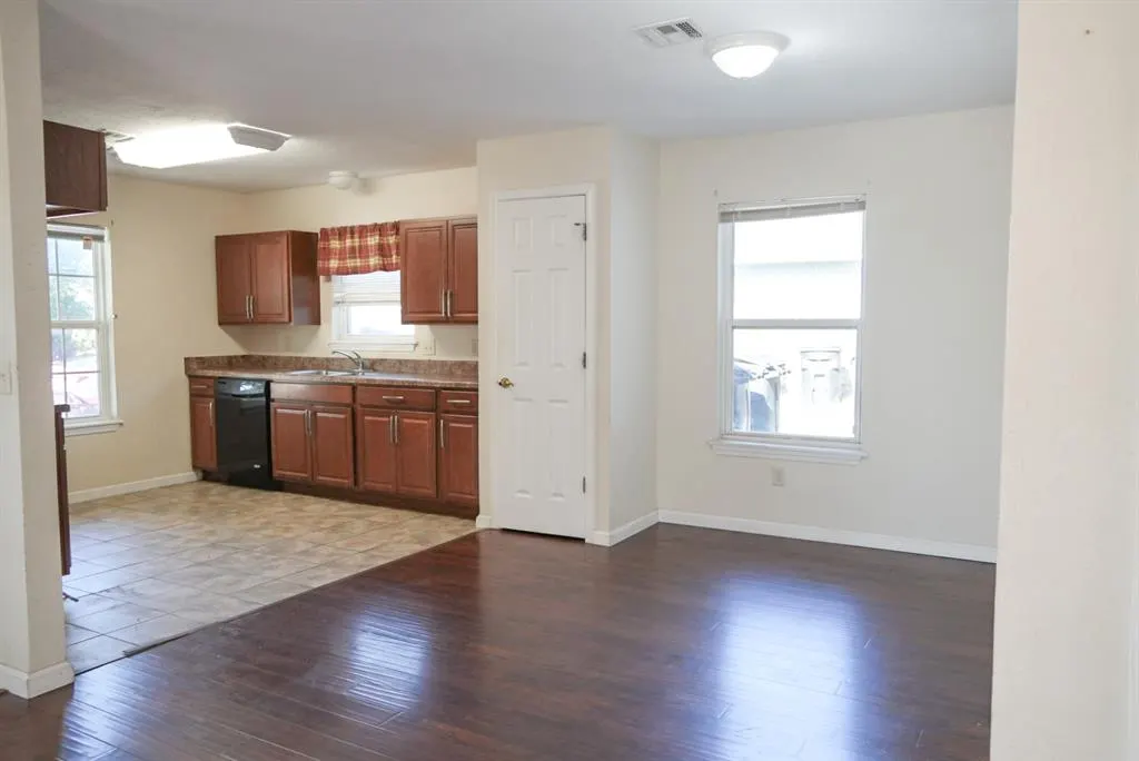 Photo 3 — 913 SW 16th Street, Moore, OK 73160