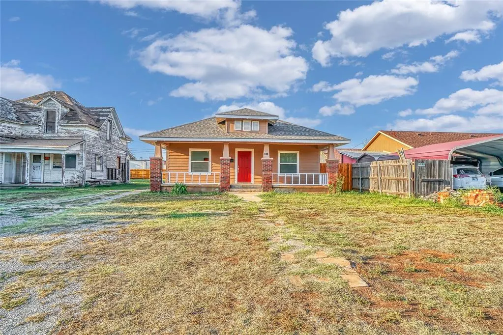 Photo 2 — 311 E Walnut Street, Altus, OK 73521