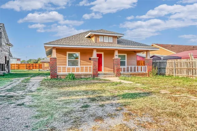 Photo 4 — 311 E Walnut Street, Altus, OK 73521