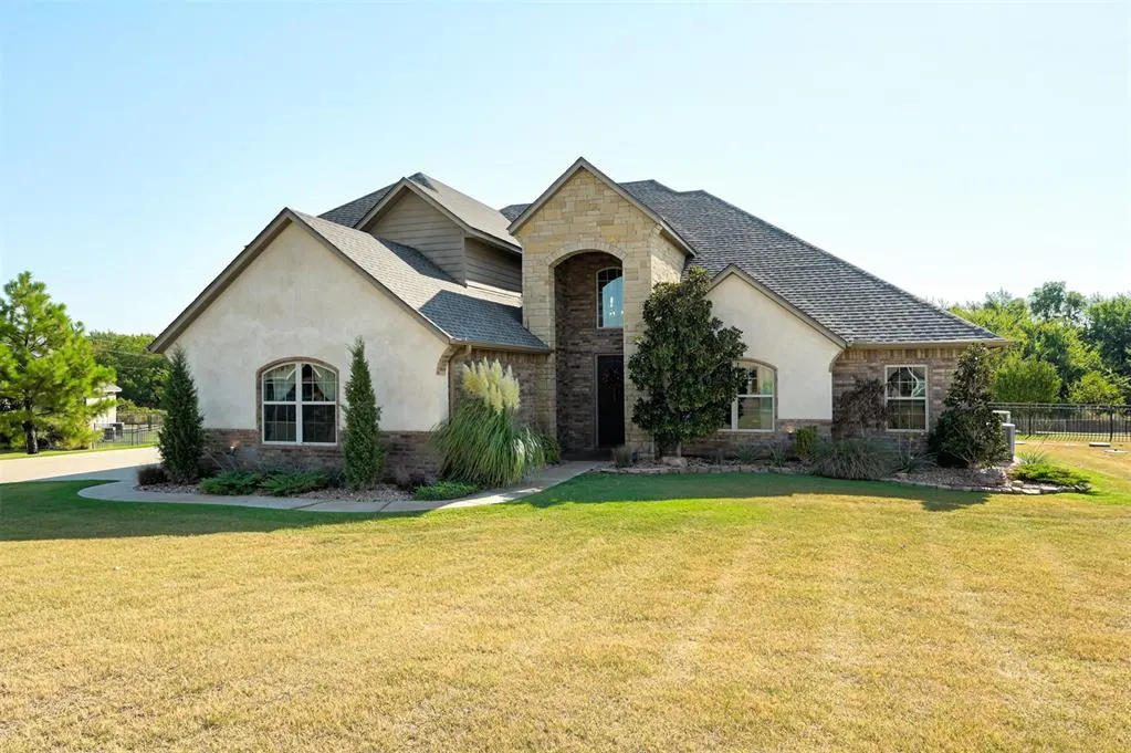 Front exterior — 13460 Ridge Circle, Edmond, OK 73025