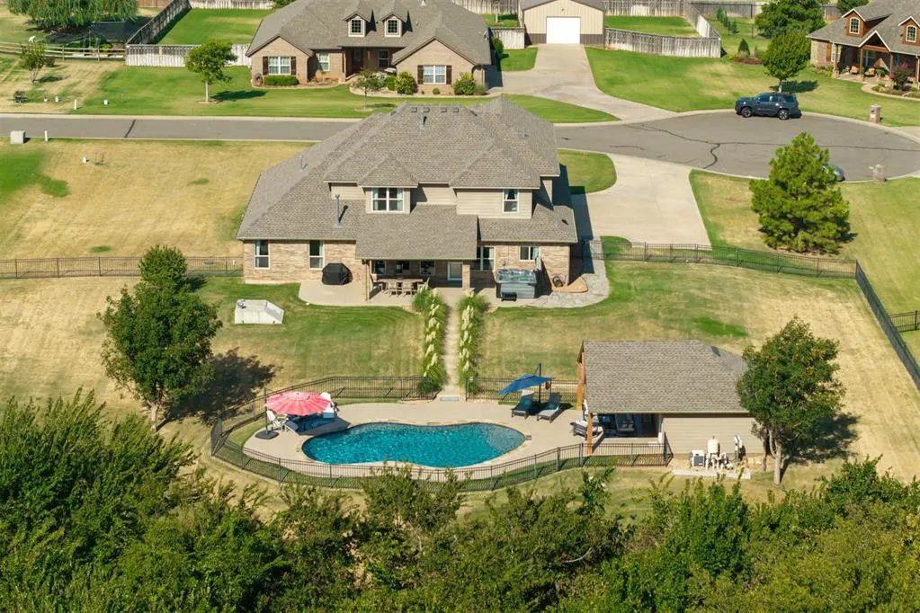 Photo 2 — 13460 Ridge Circle, Edmond, OK 73025