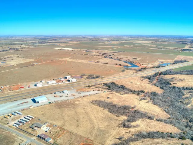 Photo 8 — Northwest Expressway, Yukon, OK 73099