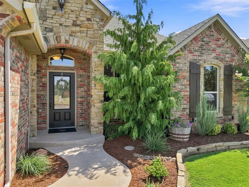 Photo 2 — 6400 Bent Wood Drive, Oklahoma City, OK 73169